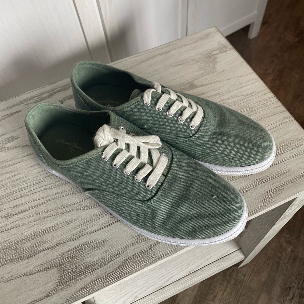 Universal Thread Green Sneakers Sz 10